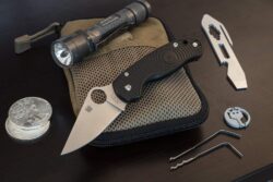 Spyderco Para 3 Lightweight Signature Knife with 2.58" Stainless Steel Blade and Durable FRN Handle - PlainEdge - C223